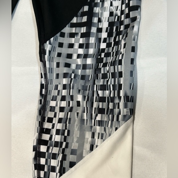 Brand new GapFit leggings high rise fitted through the leg in black,white, gray. - Picture 5 of 12